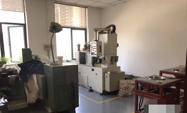 出租雁塔区太白南路西京国际电气中心1层320平